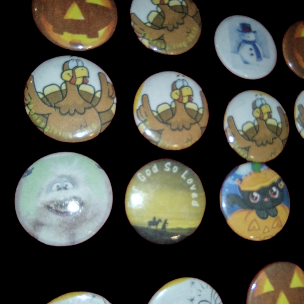 Twenty-five Holiday Themed One Inch Buttons - Picture 4 of 10